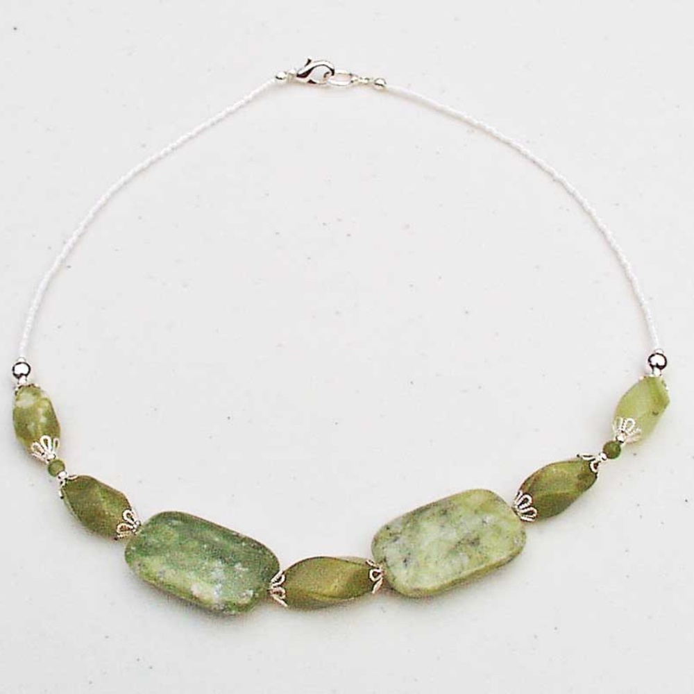 SERPENTINE AGATE & TWISTED AGATE NECKLACE, 18 INCHES LONG, GREENS, WITH SILVER